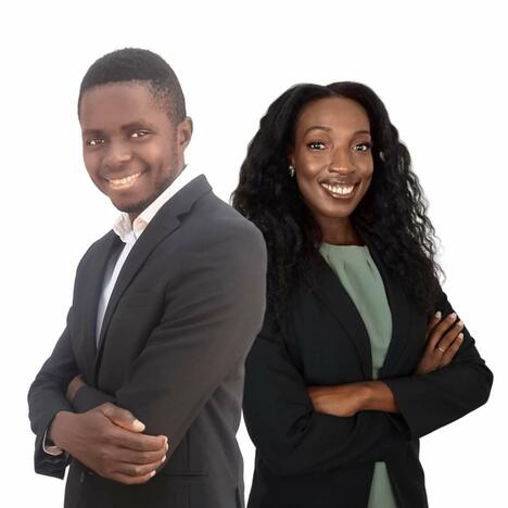 Una pareja de empresarios senegaleses posa para su foto de perfil