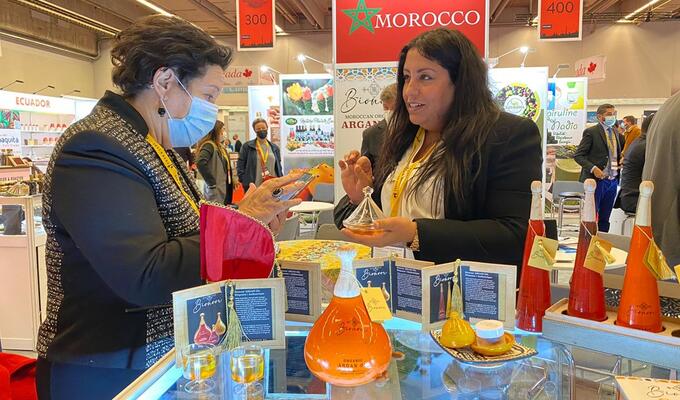 Two people discussing products at a trade fair in Morocco