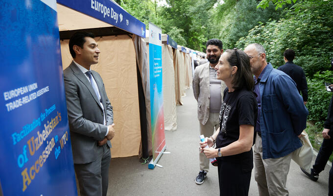 Ambassador discusses WTO accession at outdoor stand