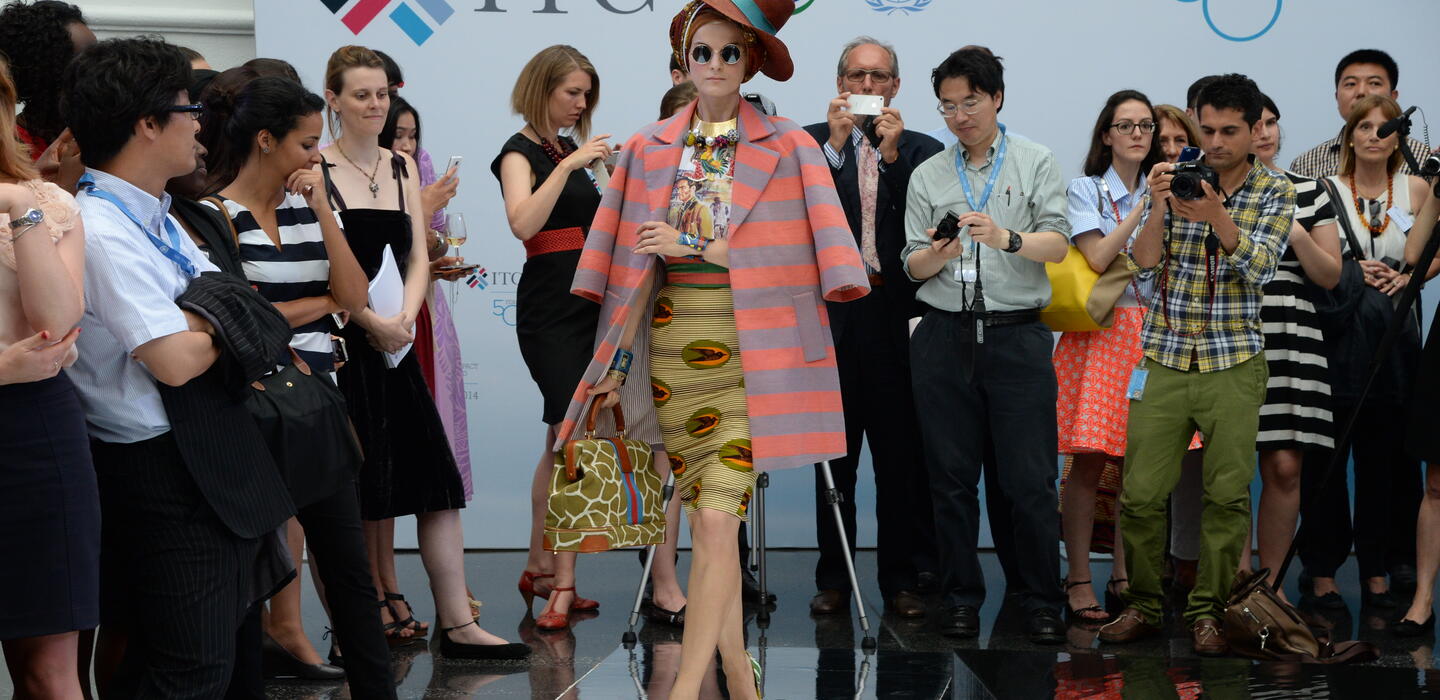 Mannequin présentant un article de mode créé par Stella Jean