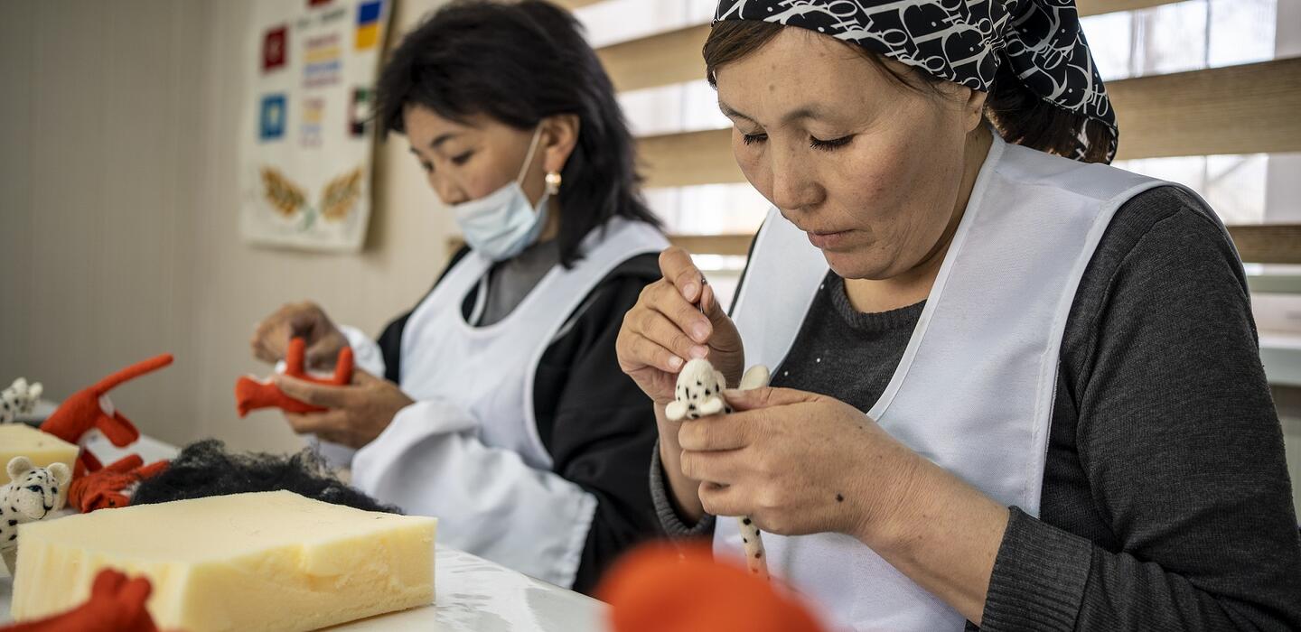 Femmes travaillant dans l'atelier d'artisanat AMANAT