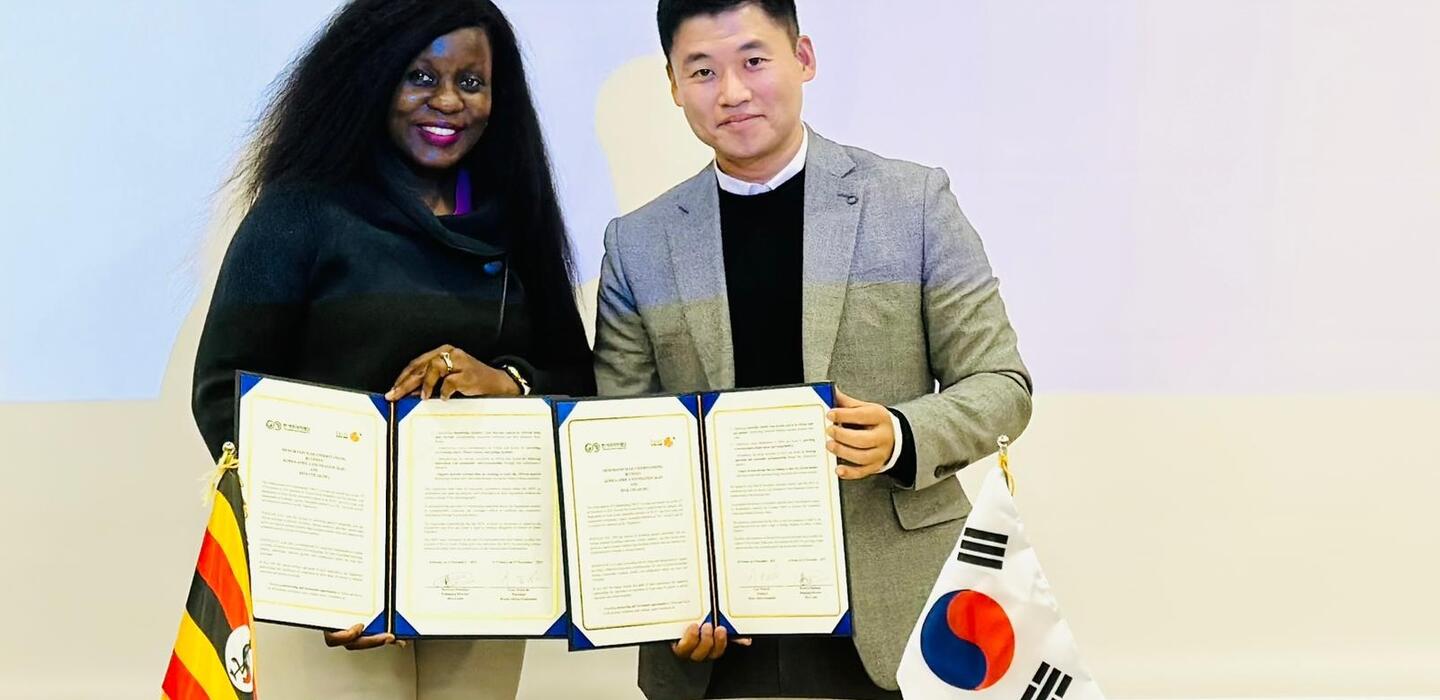 Barbara Mutabazi, co-founder of the Hive Colab, and Jongkil Lee, Director of the Korea-Africa Foundation, hold copies of the memorandum of understanding during the visit to Seoul.