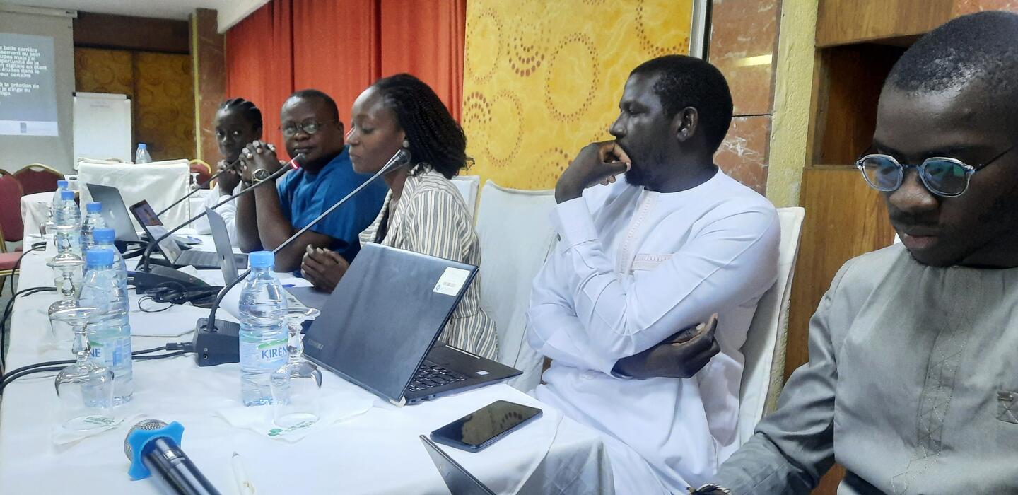 Les start-up agritech du Sénégal et du Bénin participent à un panel lors d'une conférence.