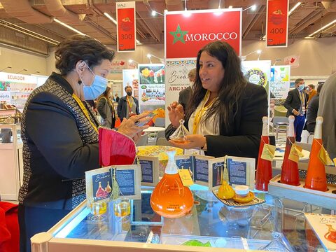 Two people discussing products at a trade fair in Morocco